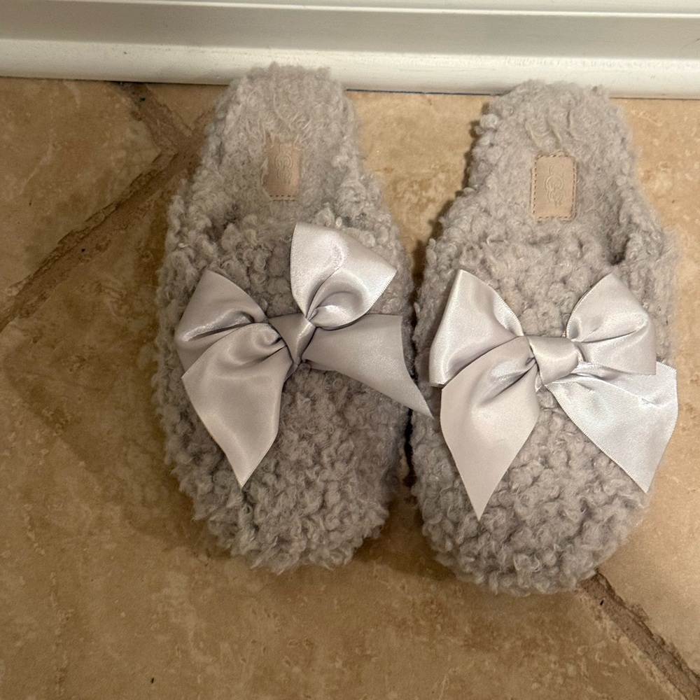 UGG Cozy Gray Slippers with Satin Bows youth size 2